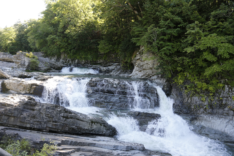 三段の滝は、国道沿いから気軽に観賞できる芦別のヒーリングスポットです。